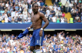 电子竞技-库里回归赛场，问鼎冠军首场状态亮眼，中国队观众沸腾！